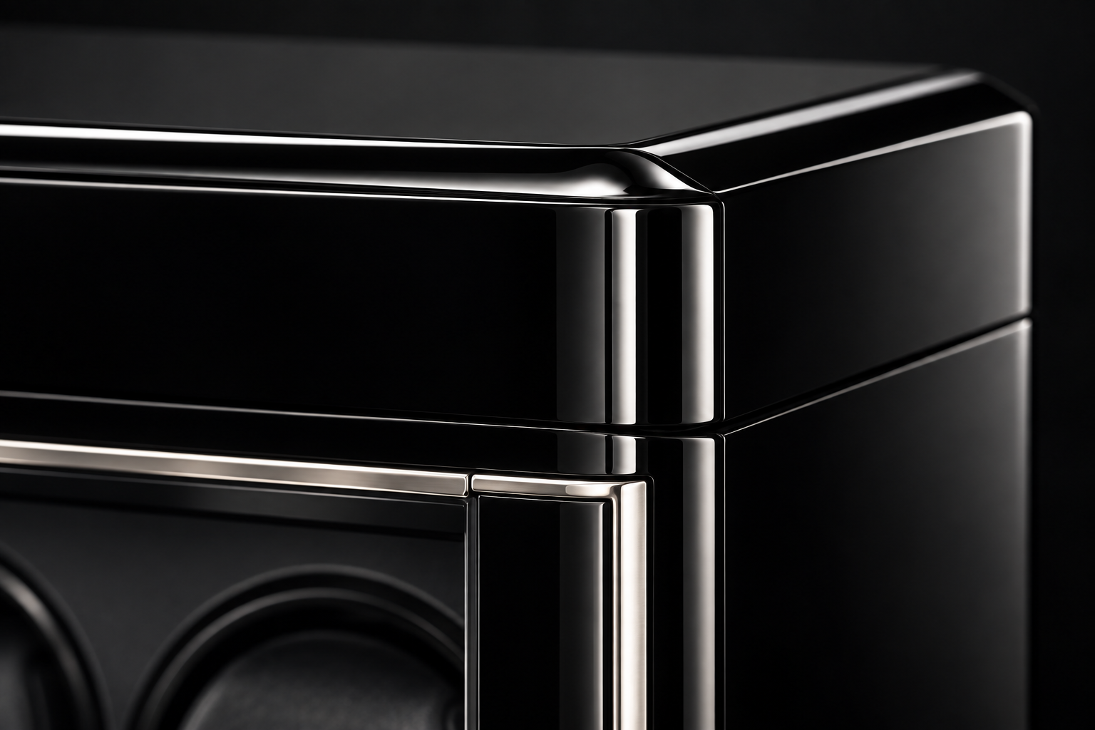 Close rendering of the mirror-black lacquer surface and platinum-toned edge on Noir Platinum.